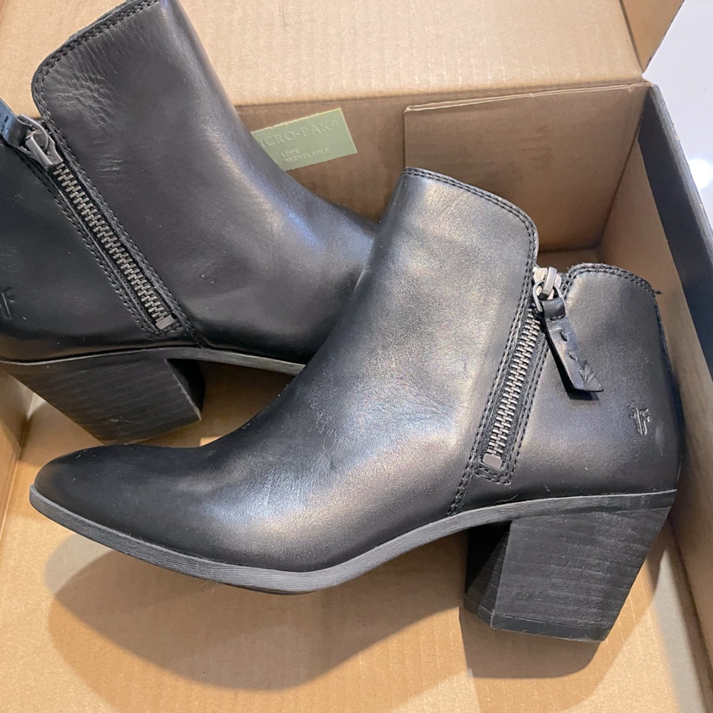 NIB Frye Judith Zip Bootie